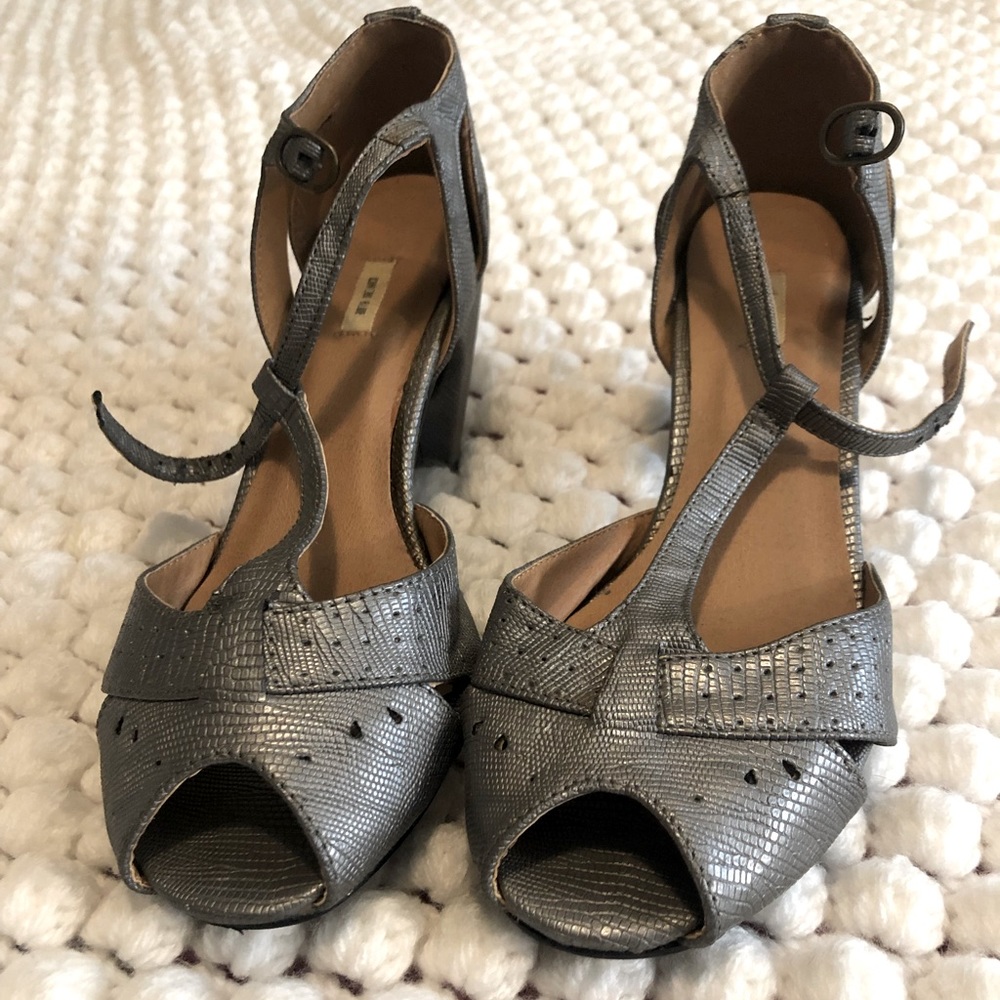 Kimchi Blue Silver peep toe heels, size 9